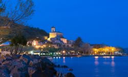 Panorama notturno di Trevignano Romano, Lazio. Le origine della cittadina risalgono probabilmente all'epoca romana come testimoniato anche dal nome che deriva dal latino Trebonianum, in ...