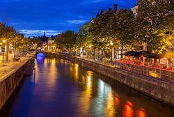 Panorama notturno di un canale che attraversa la città di Leeuwarden, capitale della Frisia, Paesi Bassi.

