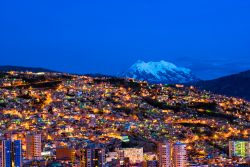 Panorama notturno di La Paz, Bolivia. Una spettacolare fotografia notturna della città boliviana, celebre per il fascino delle sue antiche tradizioni ancestrali, per il colore dei suoi ...