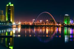 Panorama notturno sul fiume Ishim, Astana - Si rispecchiano nelle acque del fiume su cui sorge la capitale Astana le luci di edifici e ponti che creano una suggestiva atmosfera notturna alla ...