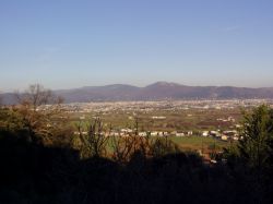 Panorama della piana di Quarrata in Toscana. Quest'aera venne bonificata dai romani - © Alessiobacch - Wikimedia Commons.