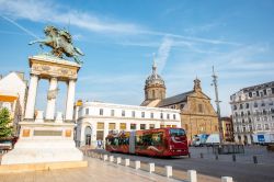 Panorama di Piazza Jaude con la statua equestre e la cattedrale di San Pietro, Clermont-Ferrand, Francia - © RossHelen / Shutterstock.com