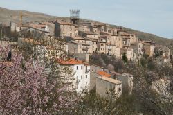 Panorama primaverile del villaggio rurale di Santo Stefano di Sessanio, L'Aquila, Abruzzo.

