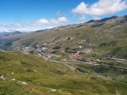 Panorama primaverile di Les Menuires, Francia. In questa località il campione italiano Alberto Tomba ha vinto la sua quarta medaglia olimpica d'argento nello slalom speciale delle ...