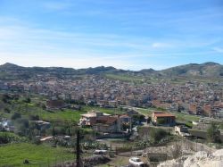 Panorama del città di Ramacca: ci troviamo in Sicilia sul bordo meridionale della Piana di Catania. Qui si produce la varietà di carciofo violetto, e il borgo ospita la famosa ...