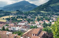 Panorama di Saint-Jean-Pied-de-Port, Pirenei, Francia. 2018930172