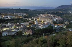 Panorama della cittadina di Sant'Agata de' Goti, provincia di Benevento (Campania). Situato alle falde del Monte Taburno, questo comune, entrato a far parte nel 2012 dei boghi più ...
