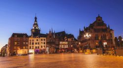 Panorama serale del centro di Nijmegen, Olanda.
