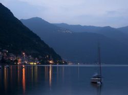 Panorama serale del Lago di Como fotografato da Brienno