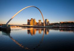 Panorama serale del Millenium Bridge a Newcastle upon Tyne, Inghilterra. Questa modernissima struttura collega le località britanniche di Newcastle e Gateshead. E' stato aperto al ...