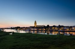 Panorama serale di Deventer (Paesi Bassi). La città si trova nella provincia dell'Overijssel a circa 30 km da Zwolle - foto © Raymond Rothengatter / Shutterstock.com ...