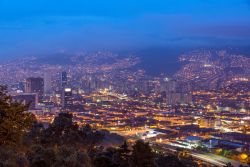 Panorama serale di Medellin dall'alto, Colombia. La città dispone di un'eccellente metropolitana e di una fitta rete di funivie che permettono di raggiungere agevolmente il centro ...