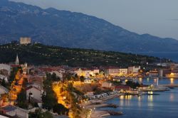 Panorama serale di Senj, cittadina del nord della Croazia. Sullo sfondo il castello di Nehaj - © Wojciech Tchorzewski / Shutterstock.com