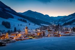 Panorama serale sul villaggio alpino di Saalbach-Hinterglemm, Austria.

