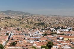 Il panorama sopra i tetti di Sucre, una città adagiata su una grande valle a 2750 metri s.l.m. nella zona centro-meridionale della Bolivia - foto © Rafal Cichawa / Shutterstock
 ...