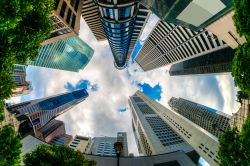 Panorama spettacolare sui grattacieli di Singapore ripresi dal basso. Considerata per lungo tempo un semplice scalo senza interesse, la Lion City ha saputo reinventarsi e diventare uno ...