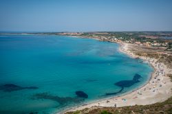 Panorama sulla spiaggia con ombrelloni e persone in mare sulla costa di San Giovanni di Sinis, Sardegna. Frazione del Comune di Cabras, sorge in provincia di Oristano.


