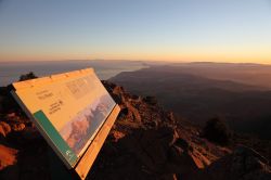 Panorama su Gibilterra e l'Africa dal Pico Reales, una montagna nei pressi di Estepona. Questo monte fa prte della Sierra Bermeja - © Philip Lange / Shutterstock.com