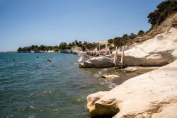 Panorama su Governor's beach nei pressi di Larnaka, isola di Cipro. Questo tratto di litorale attrezzato con sdraio e ombrelloni si trova fa la cittadina di Larnaca e quella di Limassol ...
