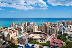 Panorama su Malaga, con l'azzuro del Mare Mediterraneo che si staglia all'orizzonte. Malaga è la sesta città della Spagna per numero di abitanti - foto © Narcis ...