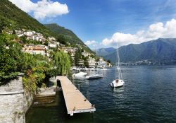 Panorama su Moltrasio e sul lago di Como, Lombardia. A lambire la cittadina sono le acque del lago di origine glaciale.



