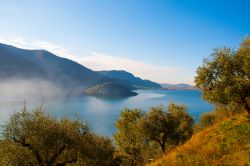 Panorama su Monte Isola con il Lago d'Iseo, Lombardia. Come indica bene il nome, Monte Isola o Montisola è una montagna su un'isola che divide in due l'antico Sebino: da un ...