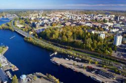 Panorama su Tampere dalla torre di osservazione Nasinneula, Finlandia - Una panoramica veduta sulla città di Tampere dalla più alta torre dei paesi nordici: dall'alto dei suoi ...