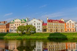Panorama su una vecchia strada affacciata sul fiume nella città di Pskov, Russia. Questa cittadina di 200 mila abitanti sorge sulle sponde del fiume Velikaja. 

