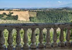 Panorama suggestivo dal centro storico di Civitella del Tronto, borgo medievale in Abruzzo.