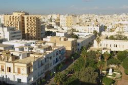 Panorama sugli edifici nell'area residenziale di Sfax, Tunisia. Gli abitanti della città e del circondario, che si estendono per circa 220 km chilometri quadrati, sono oltre 500 mila ...