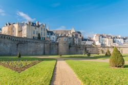 Panorama sui giardini della città fortificata di Vannes, Bretagna, Francia. Località d'arte e di cultura, Vannes si affaccia sul Golfo del Morbihan, una porzione d'oceano ...