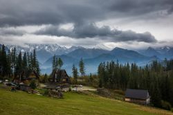 Panorama sui monti Tatra dalla radura di Glodowka, Bukowina Tatrzanska, Polonia. Situati all'interna della catena dei Carpazi, questi monti segnano il confine naturale fra la Slovacchia ...