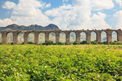 Panorama sui resti dell'acquedotto di Aspendos sul fiume Eurimedonte, Turchia.

