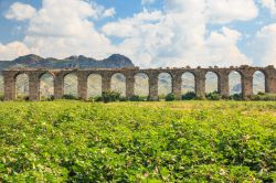 Panorama sui resti dell'acquedotto di Aspendos sul fiume Eurimedonte, Turchia.

