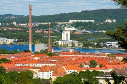 Panorama sui tetti a Jonkoping, provincia dello Smaland, Svezia. Siamo nella decima più grande città del paese oltre che una delle più importanti per l'educazione scolastica ...