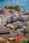 Panorama sui tetti del borgo medievale di Barga, Toscana.



