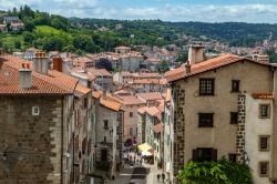 Panorama sui tetti della città di Le Puy-en-Velay (Francia) - © Steve Allen / Shutterstock.com