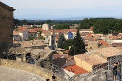 Panorama sui tetti della città di Orange, Vaucluse, Francia, dal sito archeologico dell'anfiteatro romano - © goga18128 / Shutterstock.com
