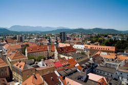 Panorama sui tetti nella città di Klagenfurt, Austria.

