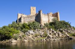 Panorama sul castello di Almourol nei pressi di Abrantes, Portogallo. Di dimensioni modeste, questa fortificazione con funzione prettamente militare si presenta con un unico edificio in muratura ...