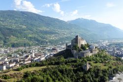 Una bella veduta sul centro storico di Sion che con i suoi castelli e musei è un vero e proprio scrigno ricco di testimonianze del passato con edifici antichi che si abbinano perfettamente ...