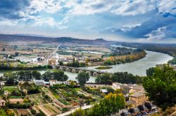Panorama sul fiume Ebro a Tudela, Spagna. Con i suoi 930 km, l'Ebro è il più lungo fiume spagnolo e il secondo della penisola iberica dopo il Tago. Sfocia in un ampio delta ...