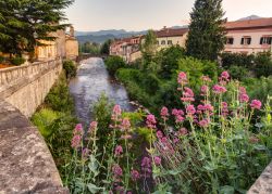 Panorama sul fiume Magra con il ponte medievale a Pontremoli, Massa Carrara (Toscana).

