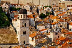 Panorama sul Franciscan Monastery and Museum a Dubrovnik (Croazia) con i tetti della case fatti di tegole.
