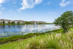 Panorama sul lago a Pembroke Pines, Florida: sullo sfondo, abitazioni affacciate sulla sponda del bacino lacustre. 

