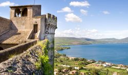 Panorama sul lago di Bracciano dalla cima del Castello Odescalchi, Provincia di Viterbo. - © Luca Lorenzelli / Shutterstock.com