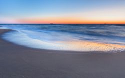 Panorama sul litorale di Virginia Beach prima dell'alba, stato della Virginia, USA. Si trova sull'Oceano Atlantico alla foce della baia di Chesapeake.
