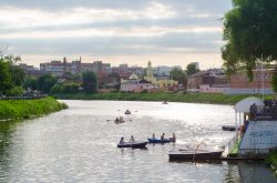 Panorama sul lungofiume Lopan con le barche a Kharkiv, Ucraina. Sullo sfondo la bella moschea della città riflette la sua tradizionale sagoma nelle acque del fiume  - © mashimara ...