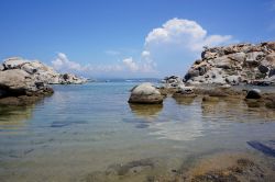 Panorama sul mare dall'isola di Lavezzi, Corsica, in estate.
