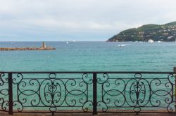 Panorama sul Mediterraneo dalla terrazza di un piccolo faro a Mandelieu-la-Napoule, Francia.

